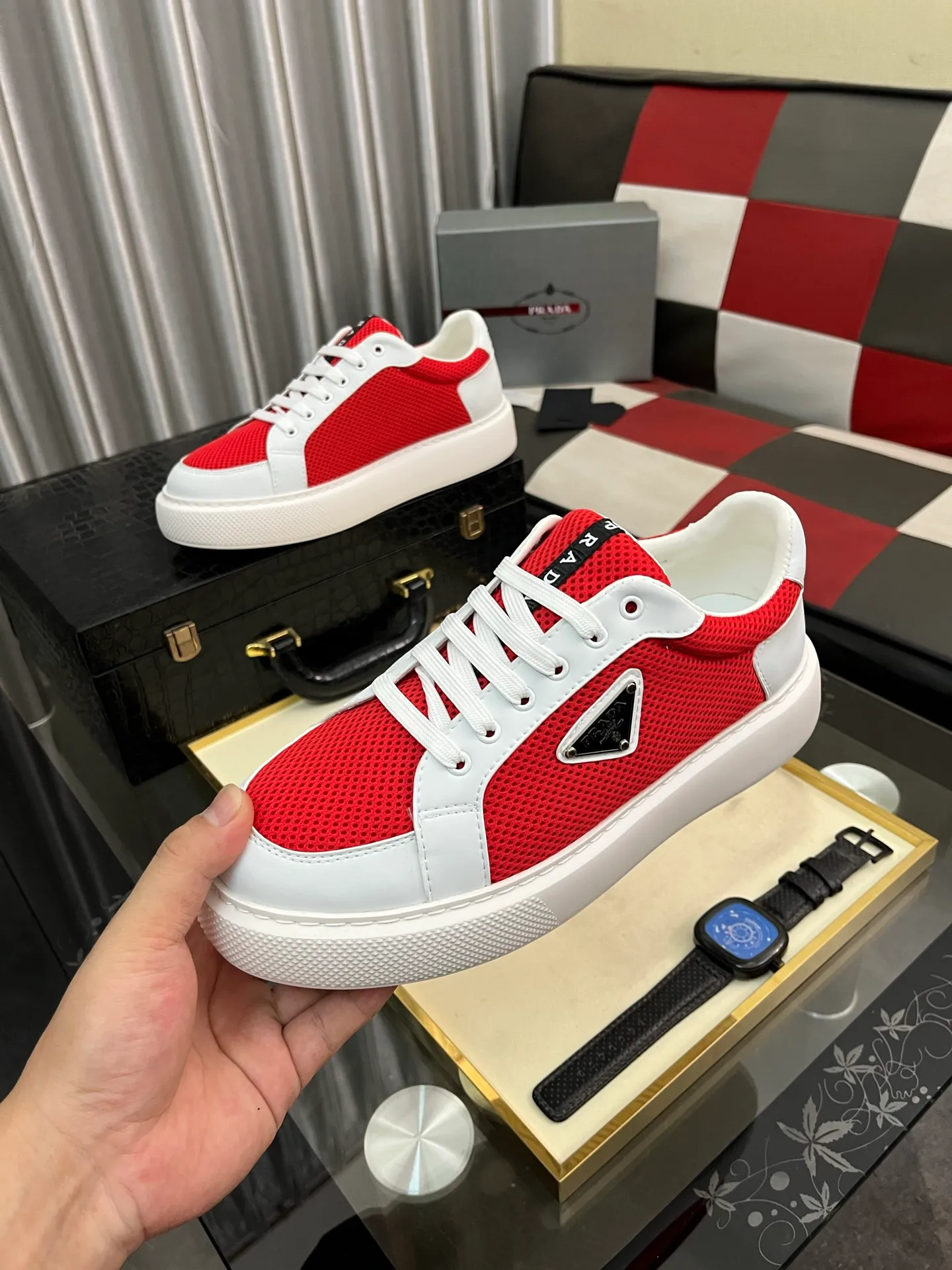 Men's men's shoes💰580⌚️⌚️Prada Prada early spring new model, top original quality, Prada casual sports shoes, made of imported solid color patent leather, spliced mesh cowhide upper, three-dimensional geometric segmentation, multi-color splicing, fashionable and generous, soft, comfortable and breathable. The tongue is decorated with classic letter logo, with fabric lining, cowhide foot pads, matched with P family's exclusive rubber outsole, upper material, breathable knitted fabric imported from Italy The delicate texture is super high-end! Fetal cowhide lining, super soft and comfortable, original molded outsole Size: 38-446️⃣ colors available